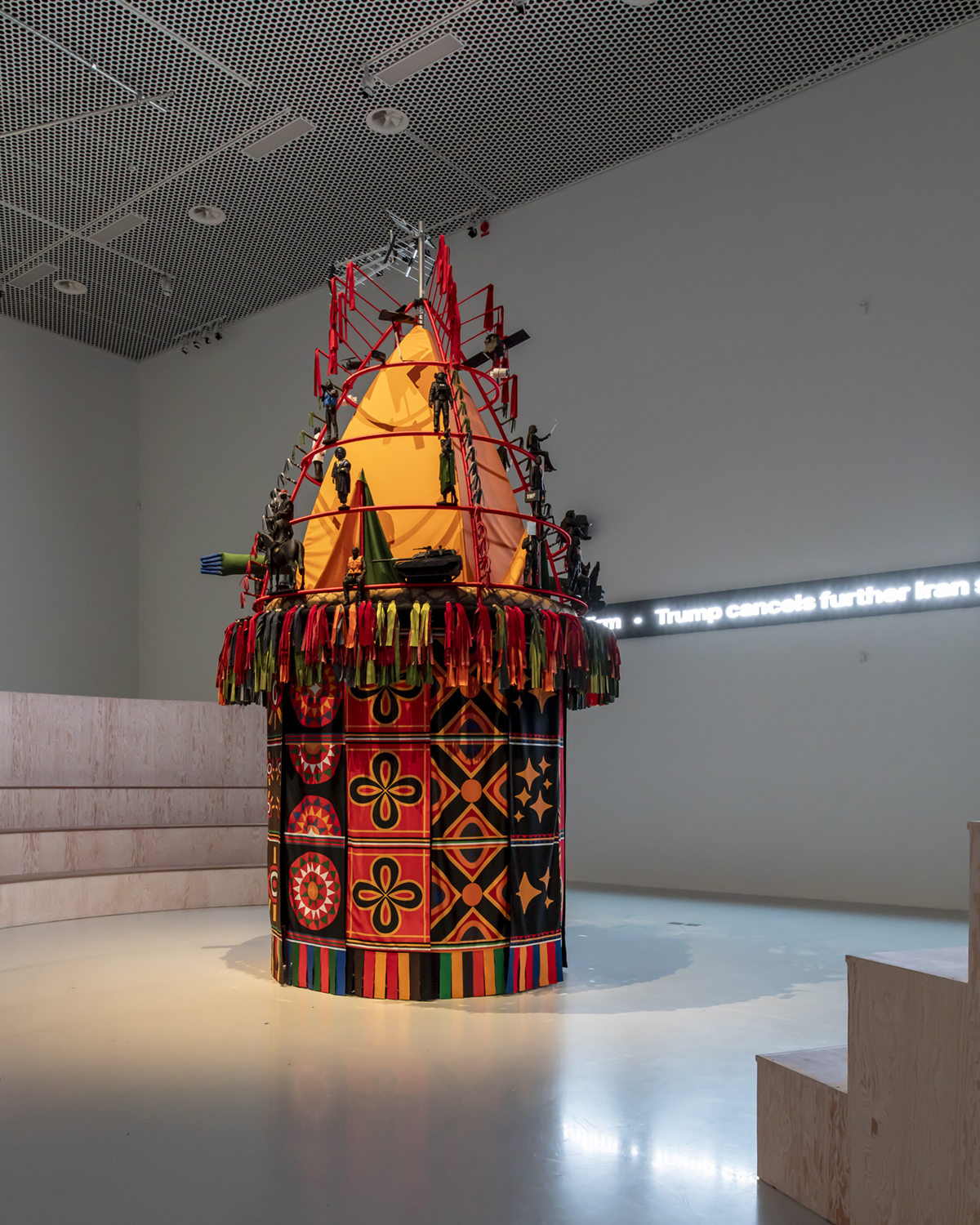 Emeka Ogbohs As Things Stand på Moderna Museet Malmö, med skulpturfigurer på en färgstark installation
